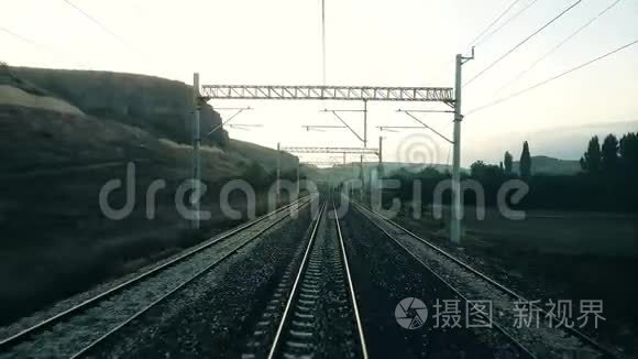 旅客列车减速并停在铁路上视频