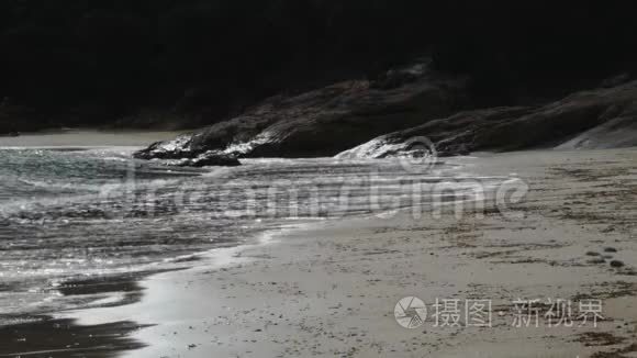 海浪在海滩上破碎视频