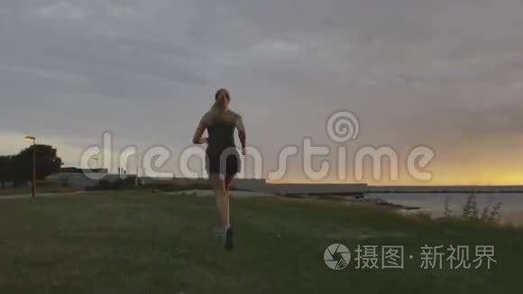 在大海边奔跑的女人视频
