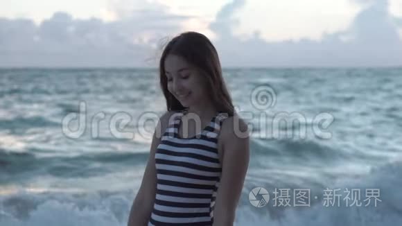 海滩上美丽的孤独女孩视频