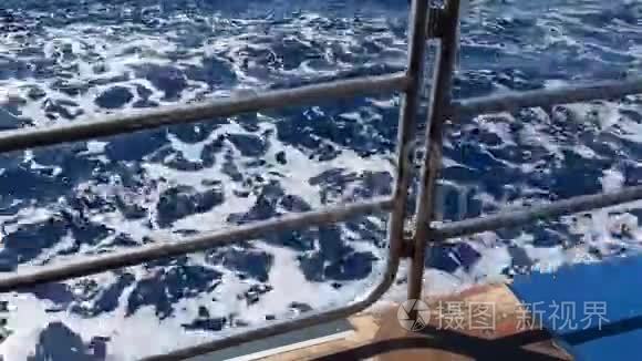 浮船附近的海水泡沫和海浪