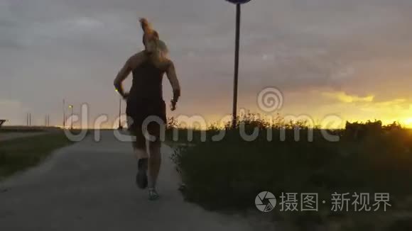 在大海边奔跑的女人视频