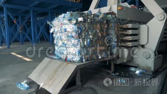 压垃圾专用机.. 工厂设备压缩瓶子，以便在垃圾场回收。