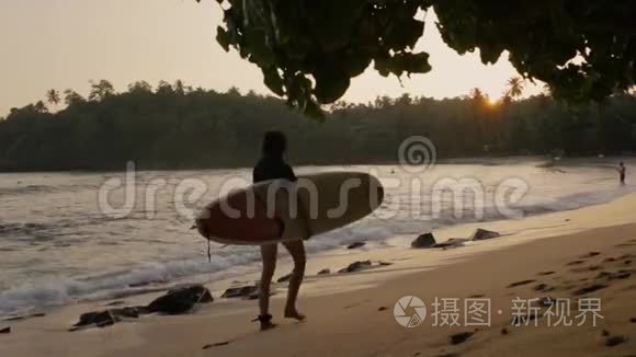 带着冲浪板在海边散步的女孩视频