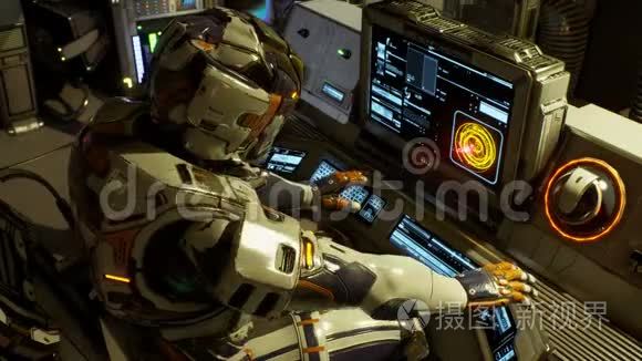 太空船上的宇航员在电脑上运行视频