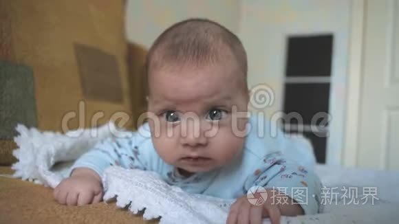 刚出生的饿婴儿吃自己的手视频