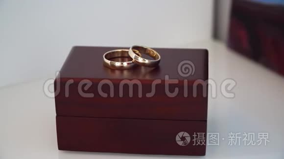 木制盒子上的金色结婚戒指视频
