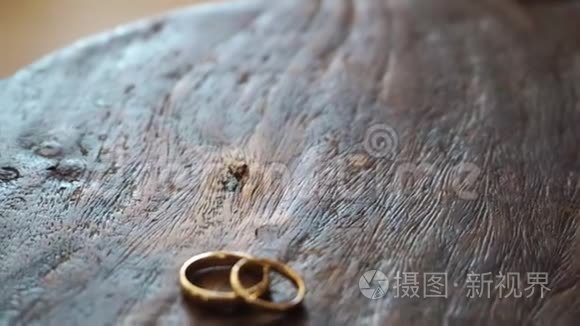 木制盒子上的金色结婚戒指