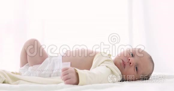 小小的新生婴儿在白色特写