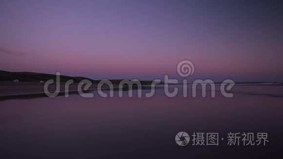 康沃尔沙滩上空的紫色黄昏天空视频