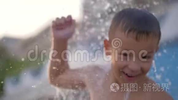 快乐的男孩在沙滩淋浴下跳舞视频