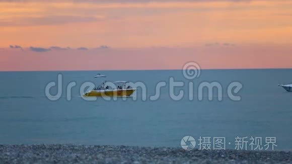 美丽的日落地平线，人们在海边享受摩托艇，休息