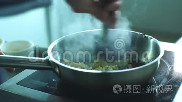 厨师在锅里搅动蔬菜