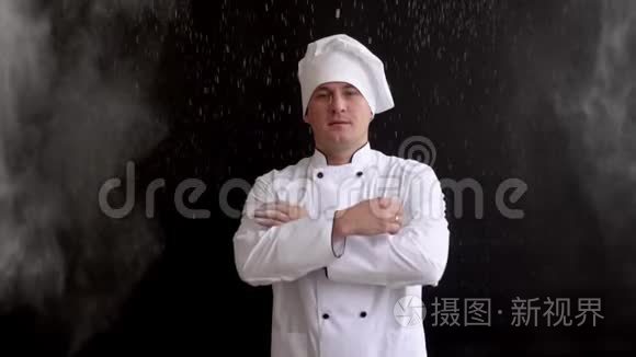 白色西装和深色帽子的成人厨师视频