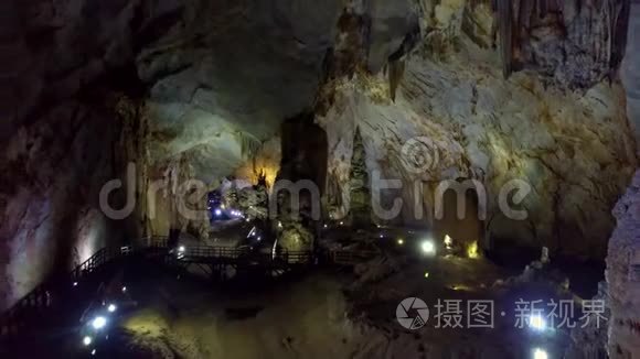 巨大的地质洞穴被投影仪照亮视频