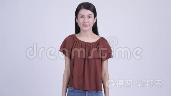 快乐美丽的亚洲女人被采访视频