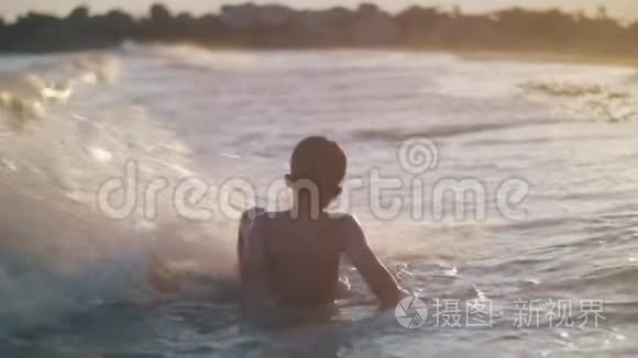 日落时在海边洗澡的儿童视频