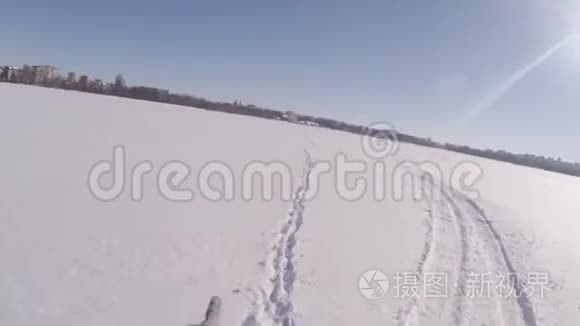 在冰冻的河流上乘雪车兜风视频