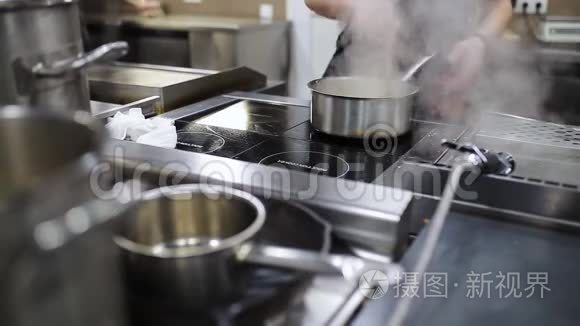 男厨师在厨房准备美味的食物视频