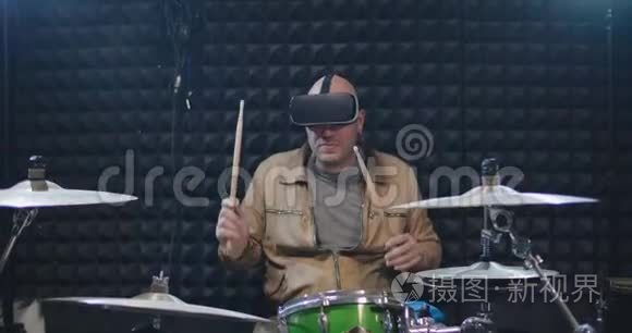 音乐家戴着虚拟现实头盔和打鼓的肖像