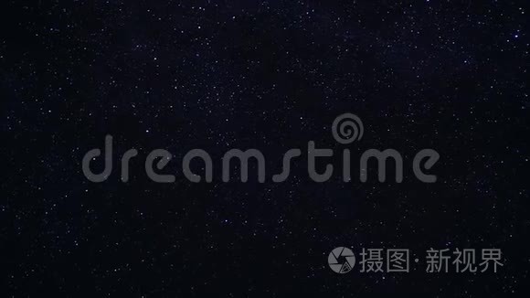 星空。 在黑暗的夜空中闪烁着星星。 星空上的星斗.. 迷人的奇观。 夜晚