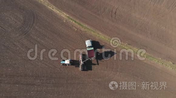 用挂载播种机对耕田作物进行直接播种的拖拉机的空中视野。 技术技巧