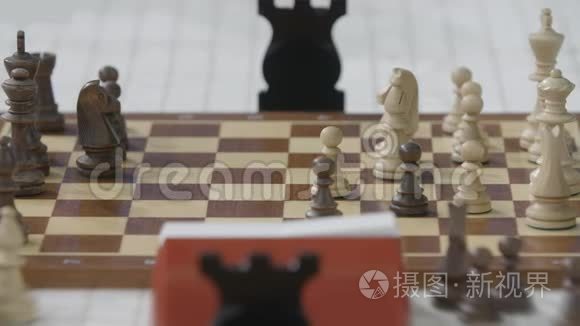 人们在锦标赛上下棋视频