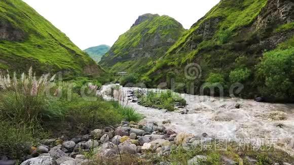 厄瓜多尔阿拉西河魔鬼白天视频