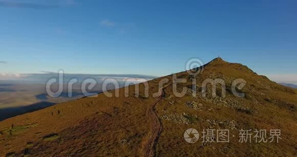 秋天山脊上的空中景色视频