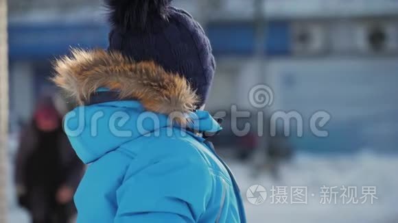 冬天特写户外可爱梦幻的小男孩肖像，快乐的小男孩在雪地里玩耍，户外。