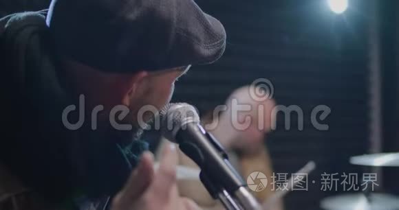 音乐家用手指拍打节奏视频