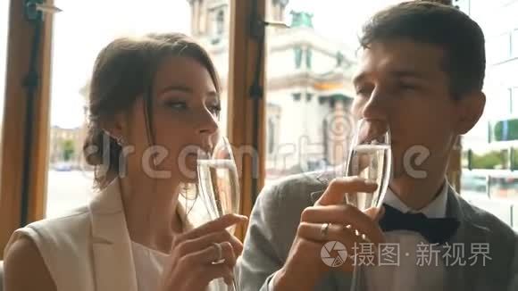新婚夫妇在咖啡馆喝香槟视频