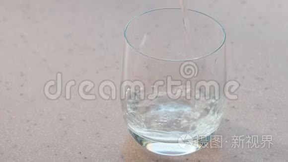 碳酸矿泉水装满玻璃视频