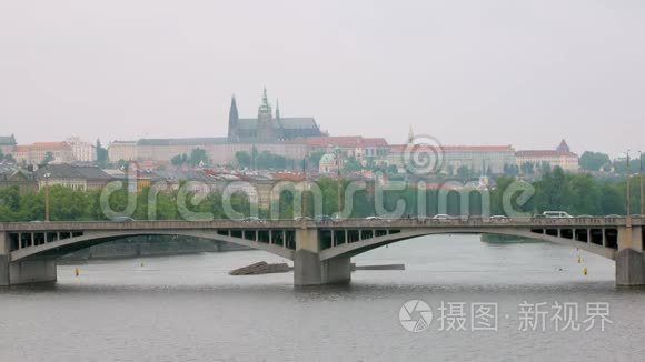 多云夏日布拉格全景，汽车在桥上行驶