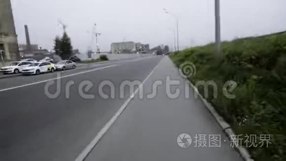 有人用摄像机在人行道上跑，用握手拍视频。