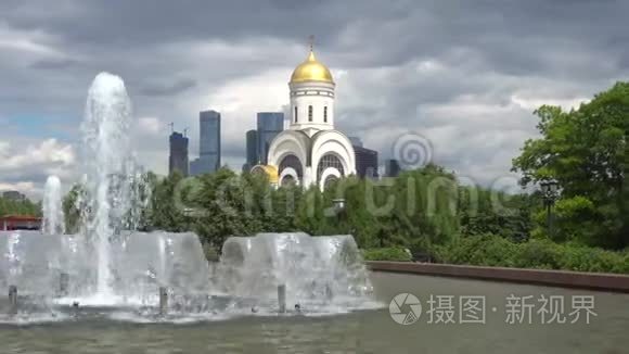 4K夏季公园的喷泉和大教堂