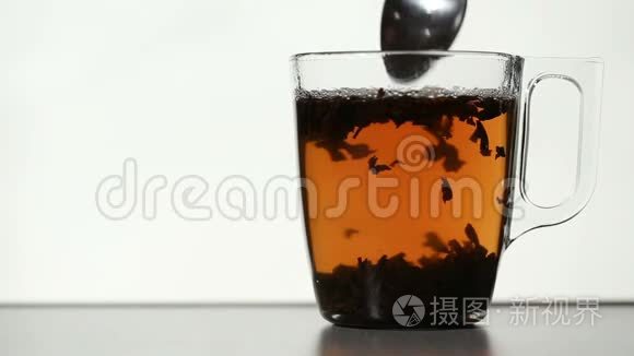 在清茶杯中搅拌茶叶视频