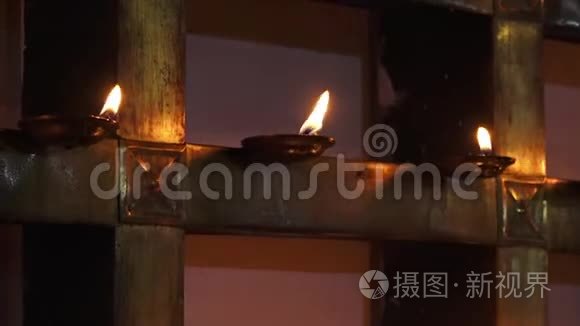 喀拉拉邦寺庙为波纳姆仪式点燃了油灯
