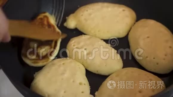 在家庭厨房面团热锅和炉子里做煎饼