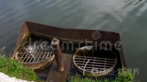 从湖中排入下水道的水视频