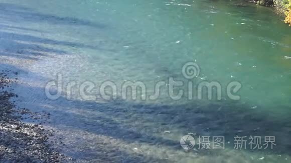 河水把河道封闭起来视频