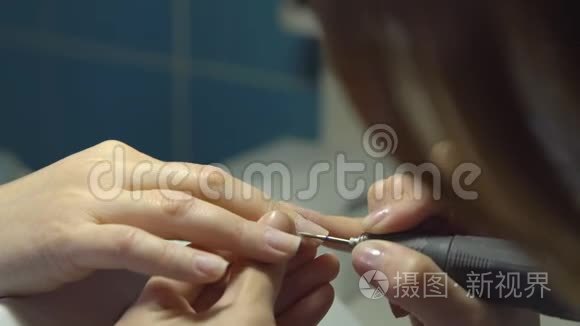 沙龙里的女人，修指甲。 加工和成型