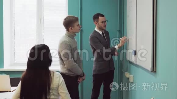 老师在白板上向学生讲解视频