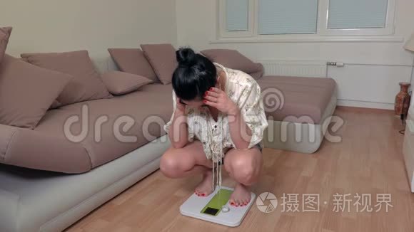 有压力的女人在电子秤上视频