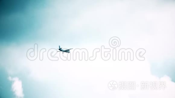 在天空中高高飞翔的螺旋桨飞机视频