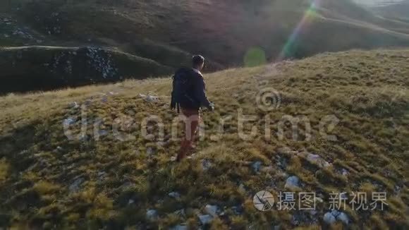 带着背包的游客在山上散步