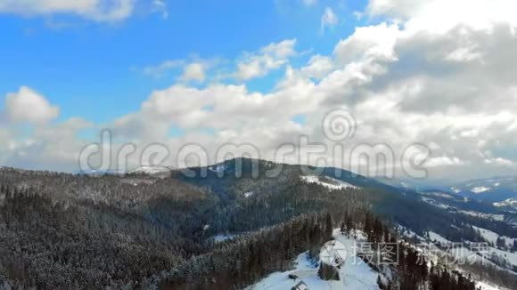 在晴朗的天气里，满是雪的树木的山脉全景。 喀尔巴阡山脉的冬季景色