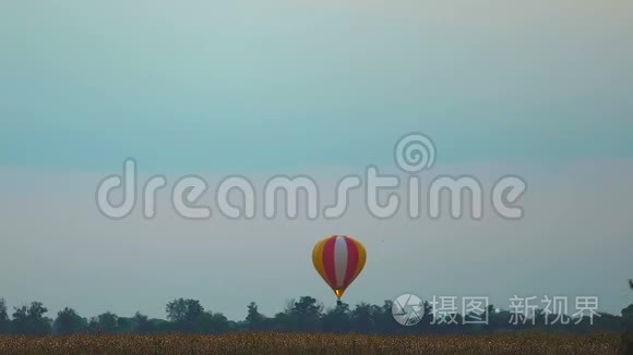 气球在夜空的背景下飞过田野，祖国的概念