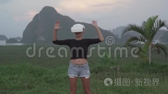 带着虚拟现实眼镜的女人