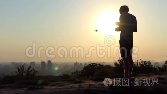 一名摄影师在太阳落山时使用他的四翼飞行器